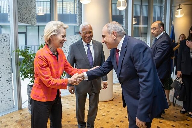 Ursula von der Leyen ir Nikola Pašinianas (spaudžia ranką) Ursula von der Leyen ir Nikola Pašinianas (spaudžia ranką)