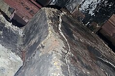Greta Varėnos esančio krovinių terminalo sandėlis. Dalis ekspertų mano, kad šie trūkiai gelžbetonio konstrukcijose atsirado dėl avarijos Greta Varėnos esančio krovinių terminalo sandėlis. Dalis ekspertų mano, kad šie trūkiai gelžbetonio konstrukcijose atsirado dėl avarijos