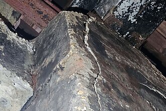 Greta Varėnos esančio krovinių terminalo sandėlis. Dalis ekspertų mano, kad šie trūkiai gelžbetonio konstrukcijose atsirado dėl avarijos Greta Varėnos esančio krovinių terminalo sandėlis. Dalis ekspertų mano, kad šie trūkiai gelžbetonio konstrukcijose atsirado dėl avarijos