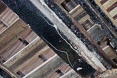 Greta Varėnos esančio krovinių terminalo sandėlis. Dalis ekspertų mano, kad šie trūkiai gelžbetonio konstrukcijose atsirado dėl avarijos Greta Varėnos esančio krovinių terminalo sandėlis. Dalis ekspertų mano, kad šie trūkiai gelžbetonio konstrukcijose atsirado dėl avarijos
