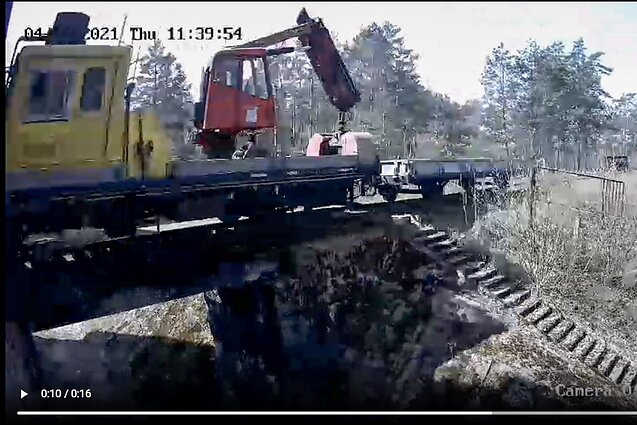 Kameros užfiksavo, kaip didžiuliu greičiu lekiantis sąstatas taranuoja pastato laukujes duris, įskrieja į vidų ir, išmušęs duris, išlekia per tiltą Kameros užfiksavo, kaip didžiuliu greičiu lekiantis sąstatas taranuoja pastato laukujes duris, įskrieja į vidų ir, išmušęs duris, išlekia per tiltą