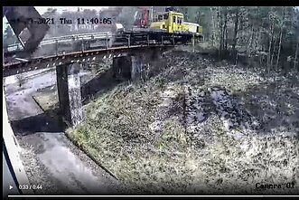 Kameros užfiksavo, kaip didžiuliu greičiu lekiantis sąstatas taranuoja pastato laukujes duris, įskrieja į vidų ir, išmušęs duris, išlekia per tiltą Kameros užfiksavo, kaip didžiuliu greičiu lekiantis sąstatas taranuoja pastato laukujes duris, įskrieja į vidų ir, išmušęs duris, išlekia per tiltą