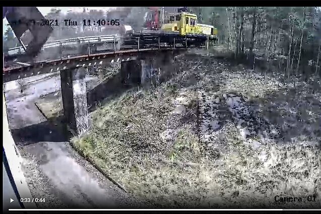 Kameros užfiksavo, kaip didžiuliu greičiu lekiantis sąstatas taranuoja pastato laukujes duris, įskrieja į vidų ir, išmušęs duris, išlekia per tiltą Kameros užfiksavo, kaip didžiuliu greičiu lekiantis sąstatas taranuoja pastato laukujes duris, įskrieja į vidų ir, išmušęs duris, išlekia per tiltą