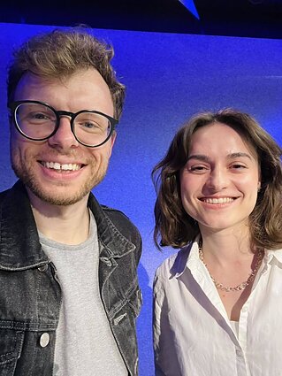 Laidos vedėjas Ignas Klėjus ir mokslininkė Ieva Šiugždaitė Laidos vedėjas Ignas Klėjus ir mokslininkė Ieva Šiugždaitė