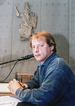 Radijo laidos „Mažoji studija“ rengėjas ir vedėjas kunigas, pranciškonas Julius Sasnauskas. 1997 m. 