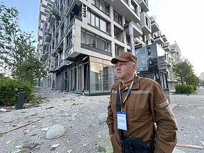 Šio namo sargui Oleksandrui Šabanovui pasisekė – liko gyvas, tačiau žuvo trys į garažą slėptis bėgę žmonės