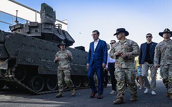 2025 m. rugpjūčio 11 d. ministras pirmininkas Kristenas Michalas apsilankė Rydo karinėje bazėje, kur susitiko su Pietų Estijoje dislokuotais JAV kariais 2025 m. rugpjūčio 11 d. ministras pirmininkas Kristenas Michalas apsilankė Rydo karinėje bazėje, kur susitiko su Pietų Estijoje dislokuotais JAV kariais