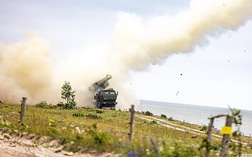 2025 m. liepos 11 d. rezervistai pirmą kartą prie Saremos krantų atliko šaudymo pratybas su Estijos HIMARS sistemomis 2025 m. liepos 11 d. rezervistai pirmą kartą prie Saremos krantų atliko šaudymo pratybas su Estijos HIMARS sistemomis