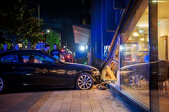 Į sostinės viešbutį „Courtyard by Marriott“ rėžėsi BMW automobilis 