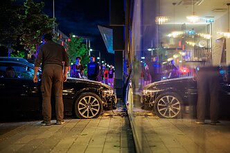 Į sostinės viešbutį „Courtyard by Marriott“ rėžėsi BMW automobilis 