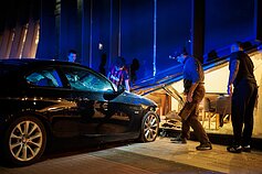 Į sostinės viešbutį „Courtyard by Marriott“ rėžėsi BMW automobilis 