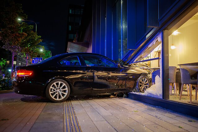 Į sostinės viešbutį „Courtyard by Marriott“ rėžėsi BMW automobilis 
