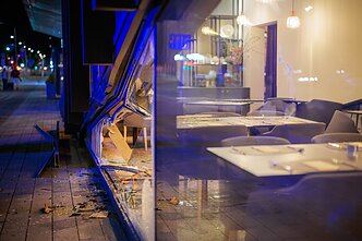 Į sostinės viešbutį „Courtyard by Marriott“ rėžėsi BMW automobilis 