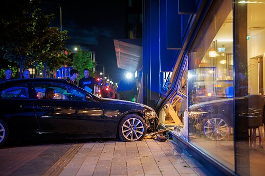 Į sostinės viešbutį „Courtyard by Marriott“ rėžėsi BMW automobilis