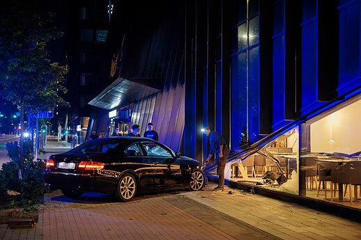 Į sostinės viešbutį „Courtyard by Marriott“ rėžėsi BMW automobilis