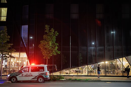 Į sostinės viešbutį „Courtyard by Marriott“ rėžėsi BMW automobilis