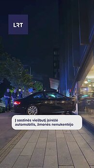 Į sostinės viešbutį įsirėžė automobilis, žmonės nenukentėjo