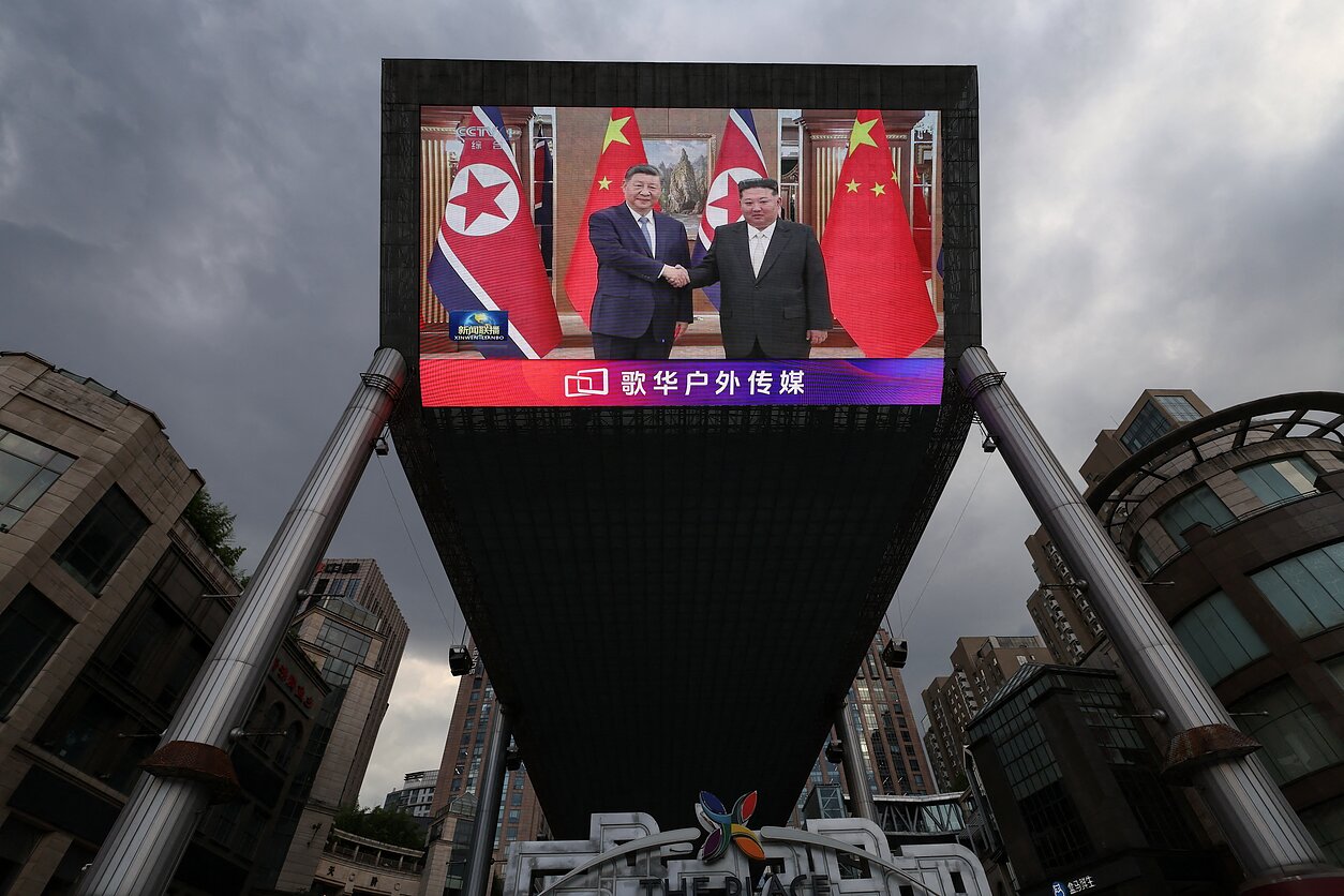 Xi Jinpingas Šiaurės Korėjoje susitiko su Kim Jong Unu Xi Jinpingas Šiaurės Korėjoje susitiko su Kim Jong Unu