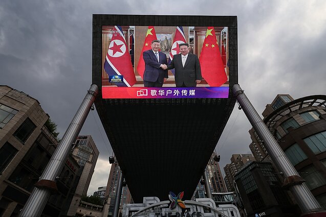 Xi Jinpingas Šiaurės Korėjoje susitiko su Kim Jong Unu Xi Jinpingas Šiaurės Korėjoje susitiko su Kim Jong Unu