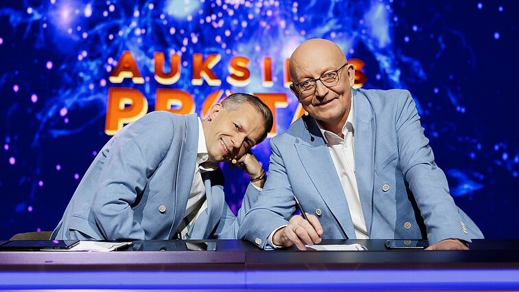 Kiek augalų yra minima Ievos Narkutės dainoje „Raudoni vakarai“?