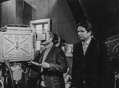 Režisierius Bronius Talačka (kairėje) ir operatorius Jonas Botyrius. 1972 m.