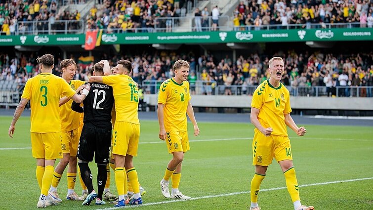 „Kabinsimės nagais ir dantim“: kokios nuotaikos tvyro Baltijos futbolo taurės belaukiant?