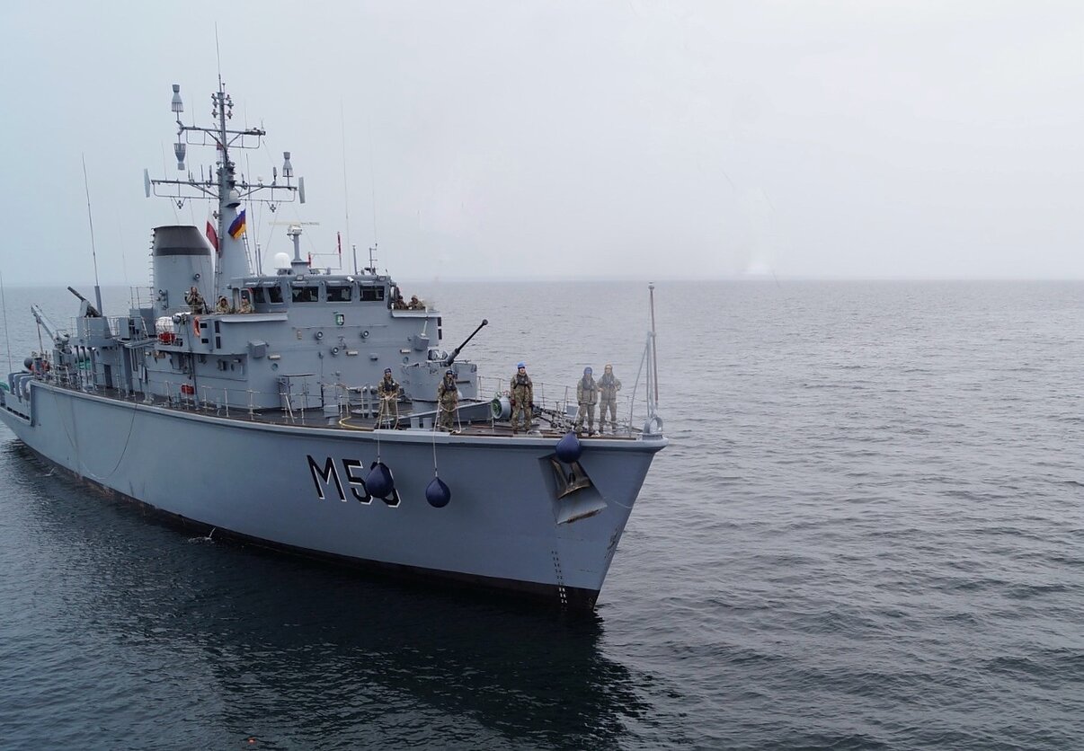 Karinių pajėgų laivas M53 „Skalvis“ reagavo į burinės jachtos signalą: fiksuota trauma Karinių pajėgų laivas M53 „Skalvis“ reagavo į burinės jachtos signalą: fiksuota trauma