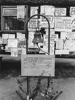 Laisvės varpas prie Badautojų namelio. 1991 m. 