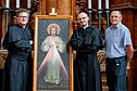 Pomysłodawcy Camino Misericordia: pallotyni ks. dr Mariusz Marszałek i ks. Maciej Książyk oraz Bogdan Tuła