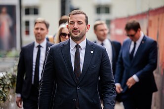 Demokratai „Vardan Lietuvos“ atvyko derėtis į socdemų būstinę.