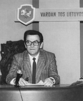 Studijoje Kauno televizijos laidų redaktorius Raimundas Yla. 1991 m. 