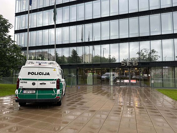 Vilniuje SEB banko pastate radus įtartiną daiktą, įvestas planas „Skydas“