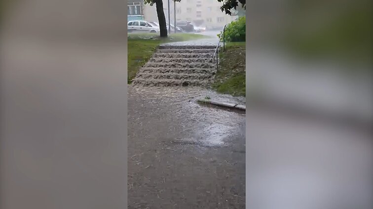 Liūtys pasiekė Vilnių ir Uteną: gyventojai fiksuoja audrą