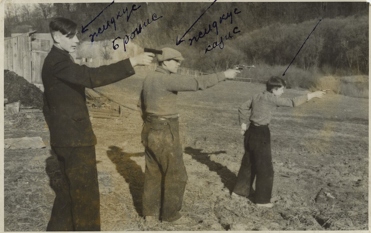 Kauno aps. Garliavos vls. (Jiesios k.) sukilėlių, dalyvavusių apšaudant 1941 m. birželio 23–25 dienomis atsitraukiančius raudonarmiečius prie Piliakalnio (Napoleono), Fredos kalvų, fotonuotrauka Kauno aps. Garliavos vls. (Jiesios k.) sukilėlių, dalyvavusių apšaudant 1941 m. birželio 23–25 dienomis atsitraukiančius raudonarmiečius prie Piliakalnio (Napoleono), Fredos kalvų, fotonuotrauka