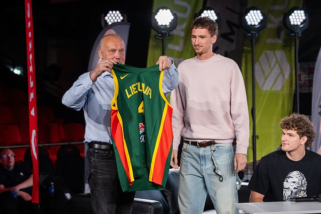 Rimas Kurtinaitis ir Matas Buzelis Rimas Kurtinaitis ir Matas Buzelis
