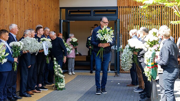 „Žmogus iš didžiosios raidės“: auklėtiniai ir artimieji palydėjo Garastą amžinojo poilsio