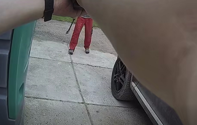 Agresyvus vyras policininkus puolė kirviu Agresyvus vyras policininkus puolė kirviu