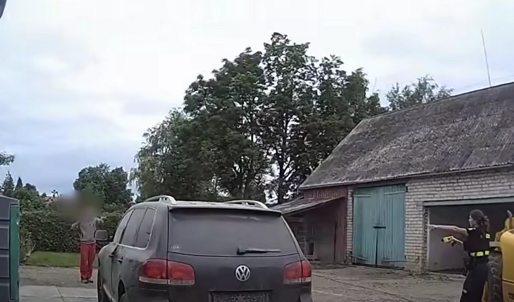 Agresyvus vyras policininkus puolė kirviu Agresyvus vyras policininkus puolė kirviu