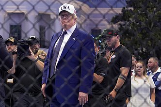Trumpas atšventė 80-ąjį gimtadienį stebėdamas kovas narve prie Baltųjų rūmų Trumpas atšventė 80-ąjį gimtadienį stebėdamas kovas narve prie Baltųjų rūmų