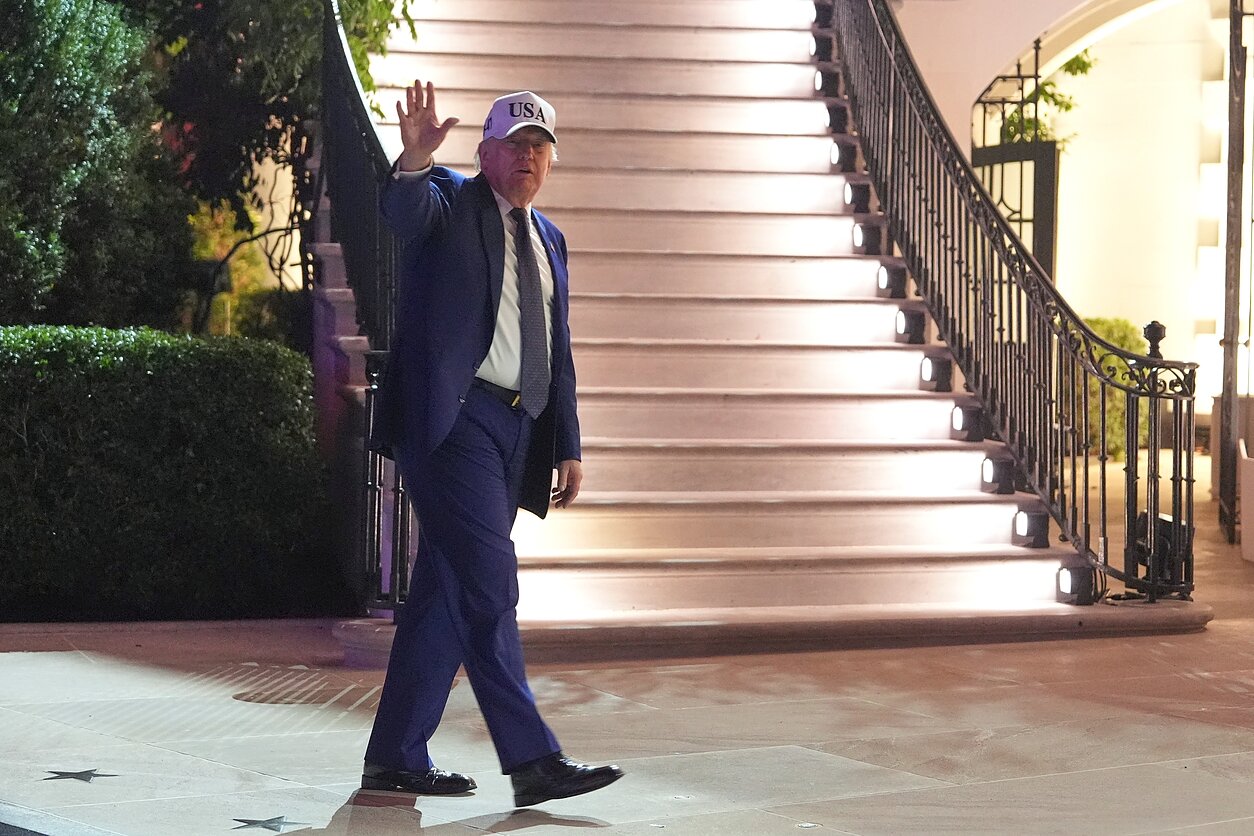 Trumpas atšventė 80-ąjį gimtadienį stebėdamas kovas narve prie Baltųjų rūmų Trumpas atšventė 80-ąjį gimtadienį stebėdamas kovas narve prie Baltųjų rūmų