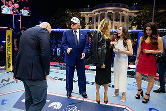 Trumpas atšventė 80-ąjį gimtadienį stebėdamas kovas narve prie Baltųjų rūmų Trumpas atšventė 80-ąjį gimtadienį stebėdamas kovas narve prie Baltųjų rūmų