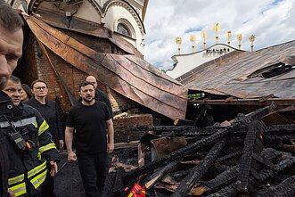 Volodymyras Zelenskis lankosi per Rusijos ataką apgriautame Kyjivo Pečerų lauros vienuolyno komplekse Volodymyras Zelenskis lankosi per Rusijos ataką apgriautame Kyjivo Pečerų lauros vienuolyno komplekse