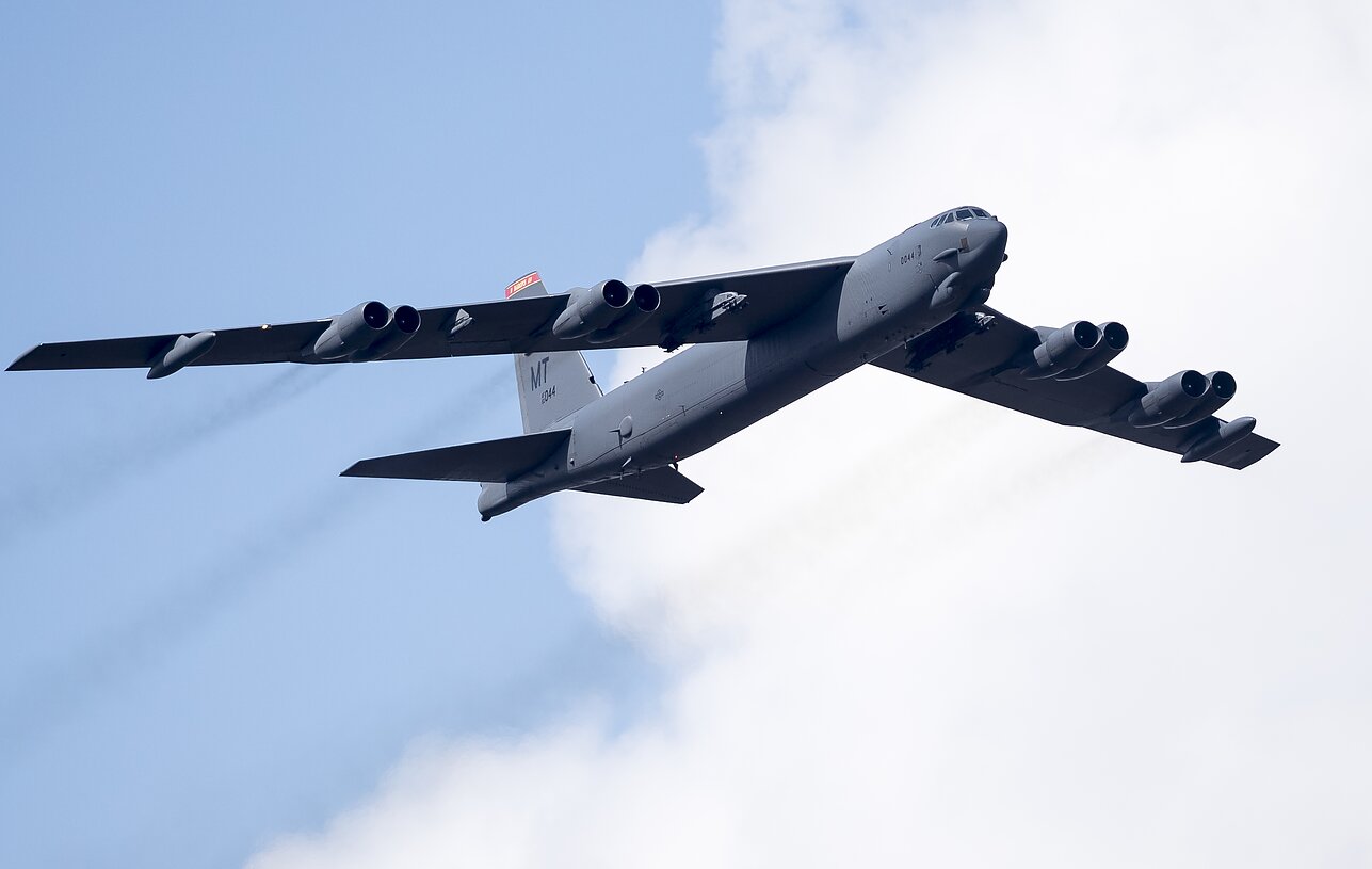 US Air Force B-52 Bomber Crashes in California