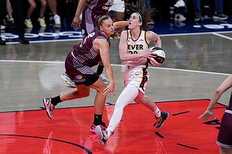 Laura Juškaitė ir Caitlin Clark