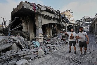 Paskelbus apie paliaubas JAV ir Izraelio kare prieš Iraną į savo namus Nabatijoje, Libane grįžtantys žmonės