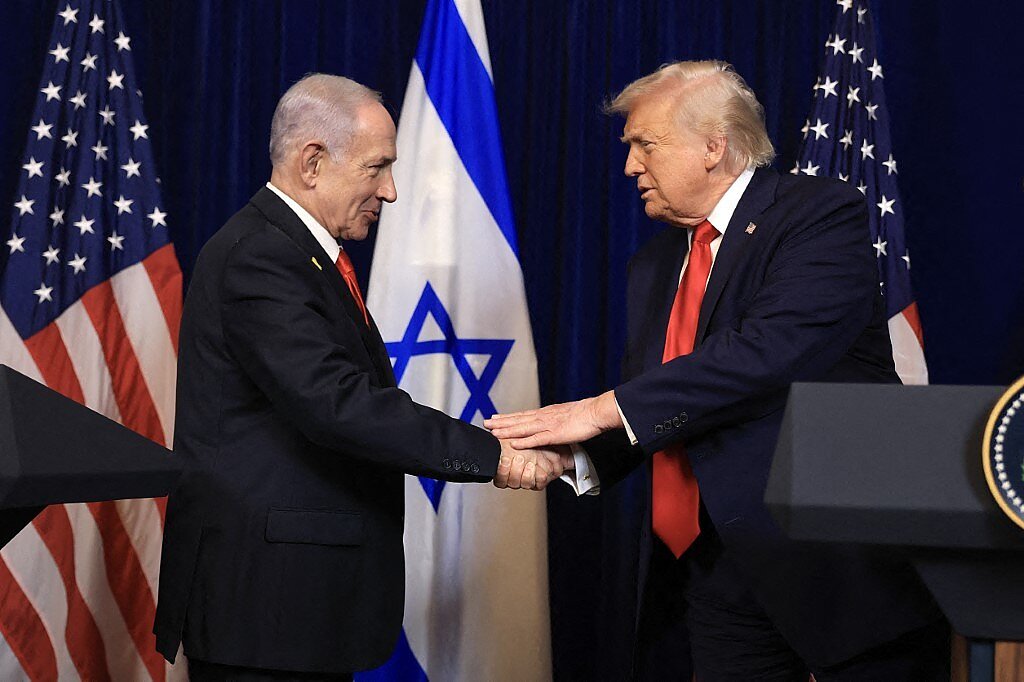 Jungtinių Valstijų prezidentas Donaldas Trumpas spaudžia ranką Izraelio ministrui pirmininkui Benjaminui Netanyahu per spaudos konferenciją, surengtą jo klube „Mar-a-Lago“ Jungtinių Valstijų prezidentas Donaldas Trumpas spaudžia ranką Izraelio ministrui pirmininkui Benjaminui Netanyahu per spaudos konferenciją, surengtą jo klube „Mar-a-Lago“