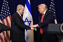 Jungtinių Valstijų prezidentas Donaldas Trumpas spaudžia ranką Izraelio ministrui pirmininkui Benjaminui Netanyahu per spaudos konferenciją, surengtą jo klube „Mar-a-Lago“