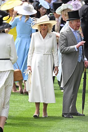 Karalienė Camilla ir karalius Karolis III karališkosiose Askoto žirgų lenktynėse, 2026 m. Karalienė Camilla ir karalius Karolis III karališkosiose Askoto žirgų lenktynėse, 2026 m.
