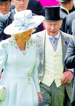 Karalienė Camilla ir karalius Karolis III karališkosiose Askoto žirgų lenktynėse, 2026 m. Karalienė Camilla ir karalius Karolis III karališkosiose Askoto žirgų lenktynėse, 2026 m.