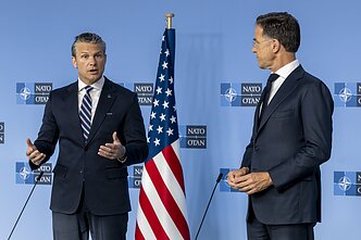 Pete'as Hegsethas (kairėje) NATO būstinėje